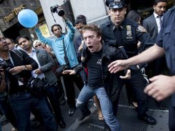 Agentes de policía arrestan a un manifestante en Wall Street. EFE  /
