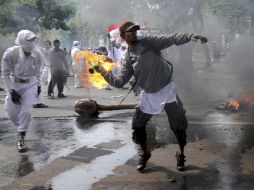 Un manifestante lanza un cóctail molotov durante una manifestación en contra del video. EFE  /