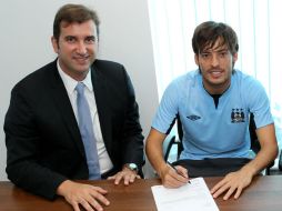 Silva durante la firma de su contrato, en presencia de directivos del club. ESPECIAL  /