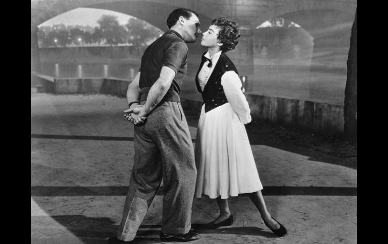 Escena de ''Un americano en París'', de Gene Kelly y Leslie Caron. ESPECIAL  /
