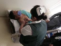 Enfermera del nosocomio manipula catéter de un paciente.  /