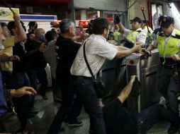El paro de transportistas provocó desmanes en las estaciones y enfrentamientos entre usuarios, policía y empleados del metro. REUTERS  /