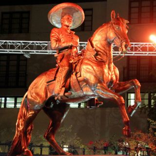 Homenajean a Antonio Aguilar con una estatua en Los Ángeles