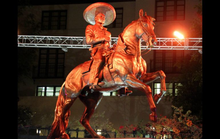 Pepe Aguilar dijo que espera que el monumento a su padre sirva de estímulo a los inmigrantes. EFE  /