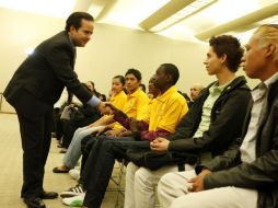 El secretario de Gobernación al entregar tarjetas de Inmigración a ciudadanos refugiados. ARCHIVO  /