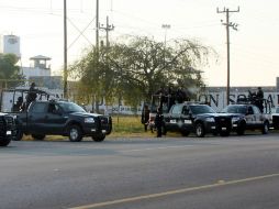 Policías federales vigilan hoy afuera del penal en Piedras Negras. AP  /