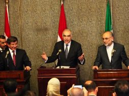 La reunión de los ministros de Egipto (c), Turquía (i) e Irán (d) se sostuvo para discutir los últimos desarrollos del tema sirio. EFE  /