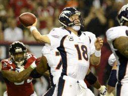 Peyton Manning. Tres de sus pases fueron interceptados en una mala noche para los Broncos. EFE  /