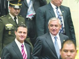 Calurosa recepción. Enrique Peña Nieto y Otto Pérez, al salir del Palacio Nacional. AFP  /