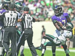 Las famosas ''cebras'' han batallado para controlar a los jugadores, como ocurrió en el partido entre Filadelfia y Baltimore. AP  /