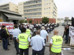 Policías, bomberos y agentes de la guardia costera se manifiestan en el exterior de una comisaría. EFE  /