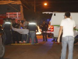 Agentes del Instituto Jalisciense de Ciencias Forenses acudieron a la escena del crimen para levantar el cuerpo del hombre. ARCHIVO  /