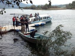 Elementos de seguridad realizan labores de búsqueda en el lago Zirahuén, después de la caída del helicóptero. EL UNIVERSAL  /