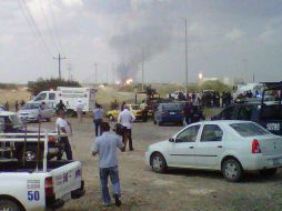 Ambulancias y socorristas acuden a la refinería que explotó. EFE  /