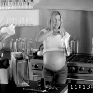 Aniston se caracteriza de embarazada para un comercial