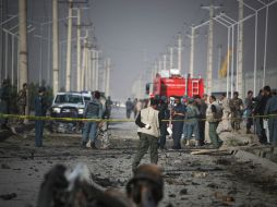 Militares afganos trabajan en el lugar donde se llevó a cabo el atentado con coche bomba en Kabul. XINHUA  /