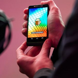 Motorola presenta teléfono avanzado con tecnología de Intel