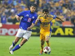 Damián Álvarez (der) espera que sigan los grupos de aniumación en los estadios. EFE  /