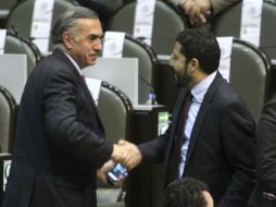 Jesús Muñoz y Martí Batres dialogan en el Salón de Sesiones del Palacio Legislativo de San Lázaro. NTX  /