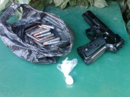 En la imagen, el arma y los cartuchos decomisados por la policía.  /