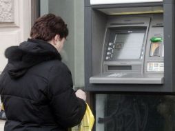 Los cajeros, parte fundamental del funcionamiento de los bancos. ARCHIVO  /