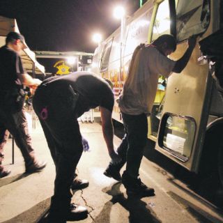 La Policía de Arizona indagará estatus migratorio de detenidos