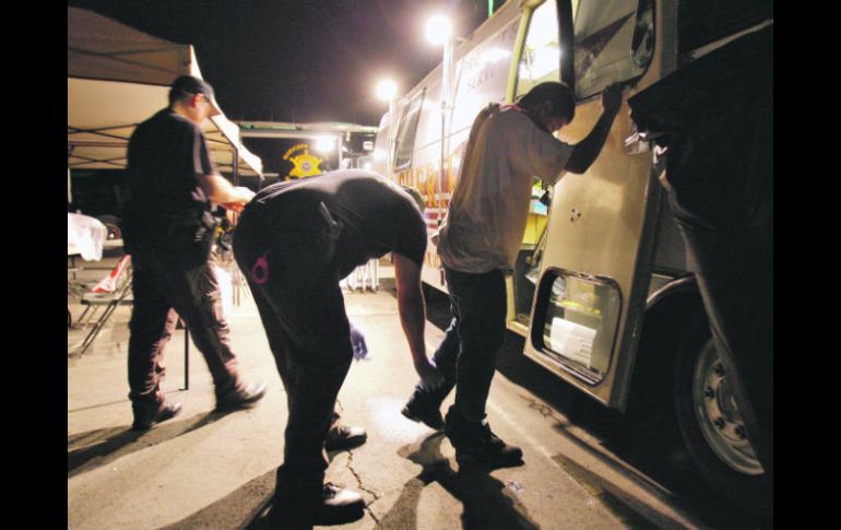 Si la Policía lo considera necesario, todo sospechoso que sea detenido, deberá acreditar su legal estancia en el país. AP  /