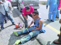 Una paramédico atiende a uno de los trabajadores de la planta. Las llamas alcanzaron hasta 20 metros de altura. EFE  /