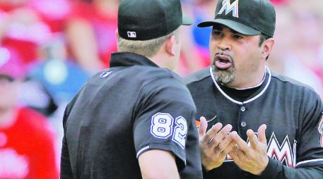 Controvertido. Ozzie Guillén discute una decisión con el ampáyer. AP  /