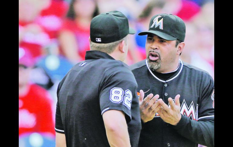 Controvertido. Ozzie Guillén discute una decisión con el ampáyer. AP  /
