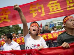 Ciudadanos chinos han estado acudiendo a la embajada japonesa en Beijing a manifestarse. AFP  /