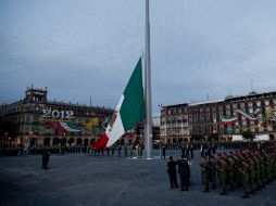 Soldados participan en el izamiento de la bandera nacional a media asta, en memoria de las víctimas del terremoto de 1985. XINHUA  /