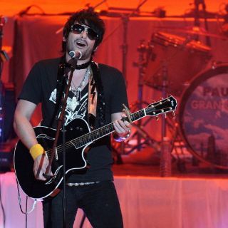 Beto Cuevas explora el pop