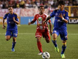 Alan Pulido(d) de los Tigres disputa el balón con Salvador García (c) del Real Estelí. EFE  /