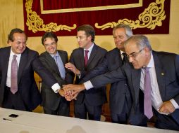 El acto en el que Pemex ha firmado el convenio de construcción de los ''floteles''. EFE  /