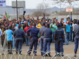 Trabajadores mineros se manifiestan y piden que a ellos también se les otorgue el 22 por ciento más de salario. AFP  /