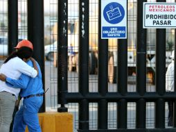 Familiares de las víctimas aún permanecen afuera de las instalaciones de Pemex tras la explosion. XINHUA  /