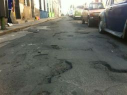 Imagen de los baches de la calle Zaragoza, en el primer cuadro de la ciudad.  /