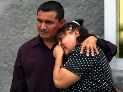 Familiares de las víctimas del incendio en Reynosa aguardan en la planta. El número de muertos se elevó a 27. AFP  /