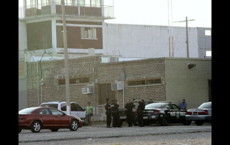 Agentes federales resguardan el exterior del penal de Piedras Negras. EFE  /