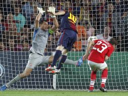 Lionel Messi (10) conecta de cabeza un balón para anotar el gol de la victoria del Barcelona. REUTERS  /