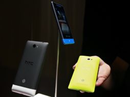 Modelos del teléfono móvil lanzado por HTC y Microsoft presentados hoy. REUTERS  /