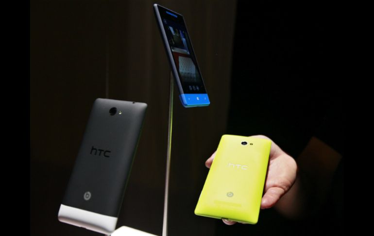 Modelos del teléfono móvil lanzado por HTC y Microsoft presentados hoy. REUTERS  /