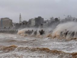Un fuerte temporal forzó hoy la suspensión casi total de actividades en Uruguay. AFP  /