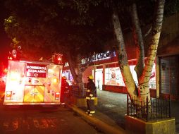 Los Bomberos de Guadalajara con ayuda de equipo hidráulico lograron abrir las puertas del elevador y rescatar a las víctimas.  /