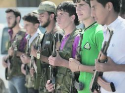 Los rebeldes sirios preparan a jóvenes en las armas para luego enfrentar a las fuerzas leales a Bashar al Assad. AFP  /