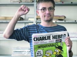 El director de publicaciones de Charlie Hebdo, “Charb”, muestra la portada del númeroque aparece caricaturas del profeta Mahoma. AFP  /