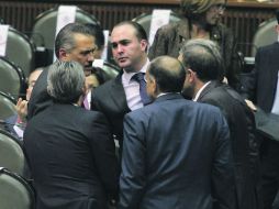 El diputado priista Manlio Fabio Beltrones (de frente, a la izquierda) conversa con otros legisladores. NTX  /
