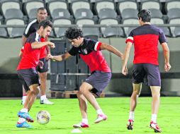 Solos. Sin su “motor” Falcao, los atléticos entrenaron ayer en el campo del Tel Aviv. EFE  /