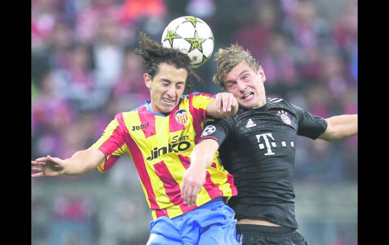 El tapatío Andrés Guardado (izquierda) disputa un balón por aire con el mediocampista del Bayern, Toni Kroos. AP  /